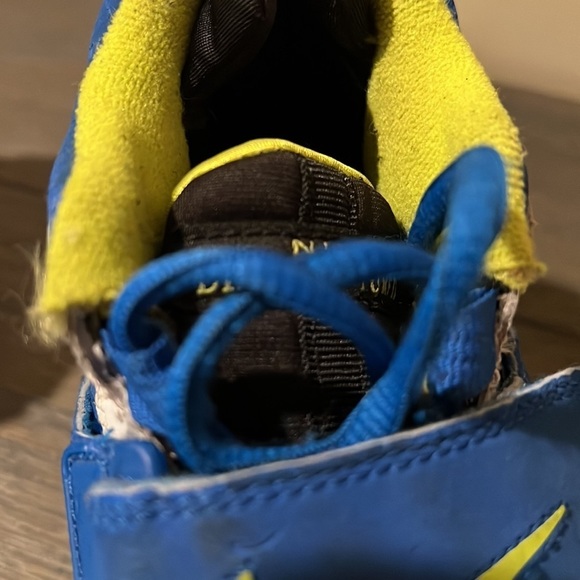 Nike Diamond Turf II boys tennis shoes, EUC, size 4 - Picture 7 of 8